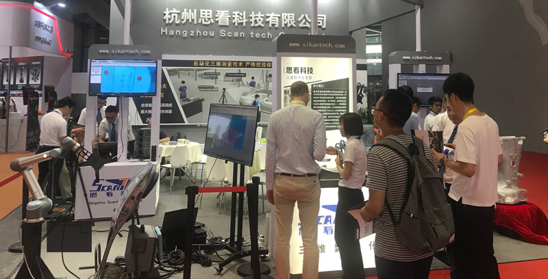 1529458118598024.jpg 4德國客戶咨詢產(chǎn)品現(xiàn)場.jpg